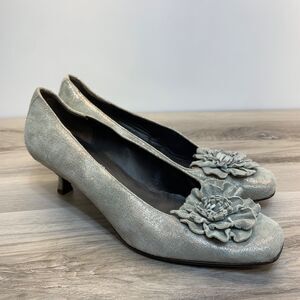 Donald Pliner Heels Pumps Size 8.5 Silver Suede Shimmer Sculptural Flower Kitten